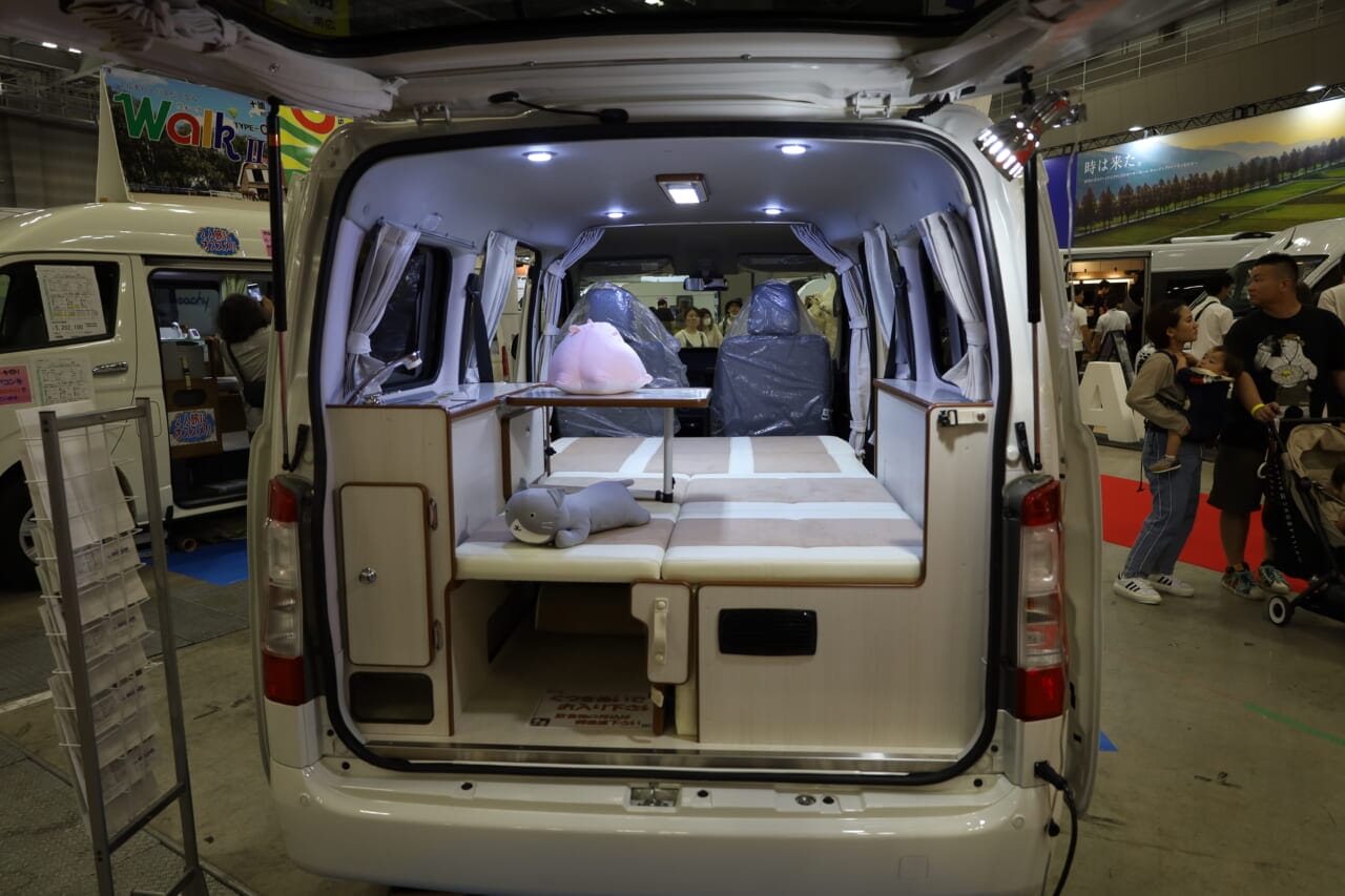 淡い色合いのベッドや家具類は好みのカラーが選べる。|「えぇーっ もはや家だぞ…」普通のトヨタ車と思いきや…暮らせるレベルの車内に驚いた。キッチン・冷蔵庫・クーラー・電源にベッドまで!