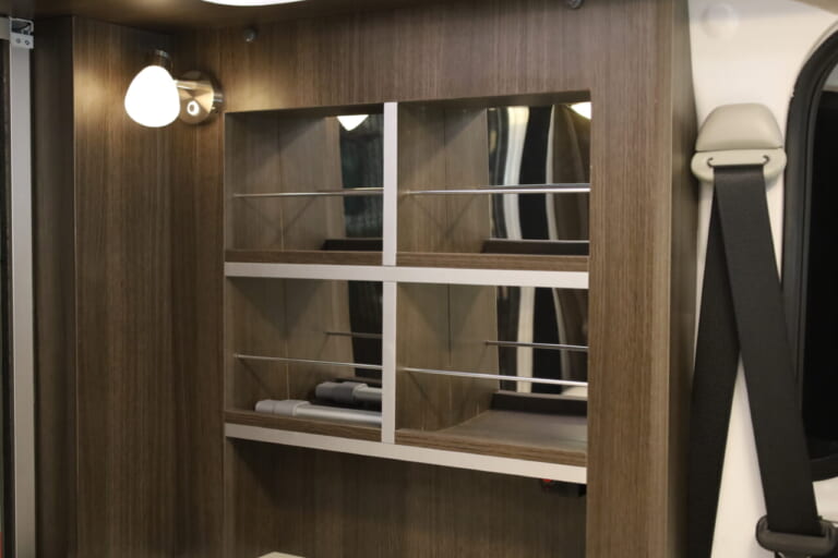 リヤ左側にはキャビネットとミラー付き飾り棚を装備。実用的な小物を置くも良し。趣味の小物やお気に入りの調度品で室内を彩ることもできる。|「これは凄いぞ…」ヤバい軽キャンパーがデビューニューモデルは、めっちゃ嬉しい機能付き。高級感のある落ち着いた、開放的な室内空間は圧巻。