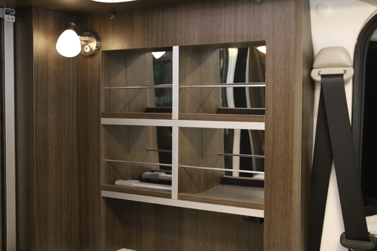 リヤ左側にはキャビネットとミラー付き飾り棚を装備。実用的な小物を置くも良し。趣味の小物やお気に入りの調度品で室内を彩ることもできる。｜「これは凄いぞ…」ヤバい軽キャンパーがデビュー。ニューモデルは、めっちゃ嬉しい機能付き。高級感のある落ち着いた、開放的な室内空間は圧巻。