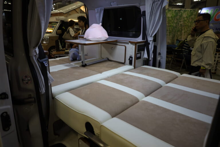 就寝定員は2名だが、小さなお子さん連れのファミリーでもゆったりくつろげそうなスペースだ。セカンドシートは3点式シートベルトを装備し、走行時はチャイルドシートにも対応。|「えぇーっ もはや家だぞ…」普通のトヨタ車と思いきや…暮らせるレベルの車内に驚いた。キッチン・冷蔵庫・クーラー・電源にベッドまで!