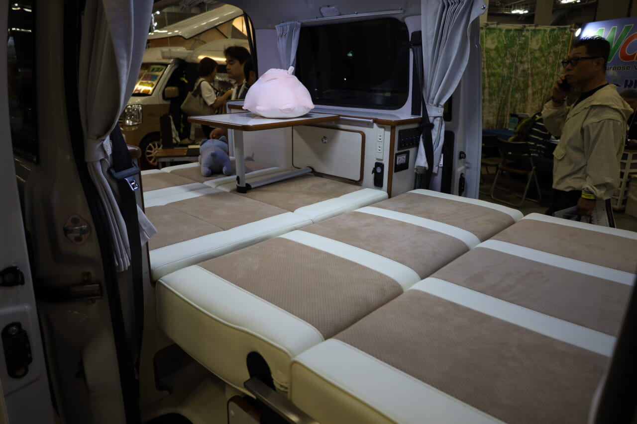 就寝定員は2名だが、小さなお子さん連れのファミリーでもゆったりくつろげそうなスペースだ。セカンドシートは3点式シートベルトを装備し、走行時はチャイルドシートにも対応。|「えぇーっ もはや家だぞ…」普通のトヨタ車と思いきや…暮らせるレベルの車内に驚いた。キッチン・冷蔵庫・クーラー・電源にベッドまで!