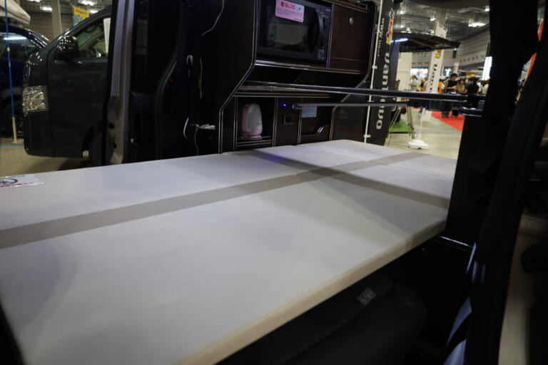 ベッドサイズは全長1900mm×全幅1040mm。就寝定員2名が確保されている。｜トヨタの“超すごい”ミニバンが「もはや部屋」みたいな車内に。好きな人にブッ刺さる、充実装備の特別仕様車は「理想的」すぎてグッと来る。