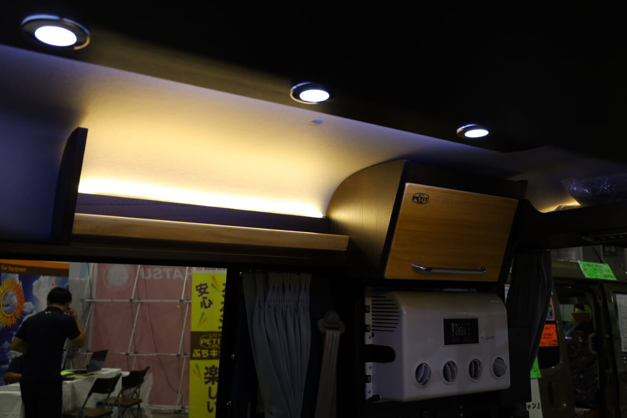 |「えぇーっ 流石にスゴイ」「本当に軽自動車ですか?」バンライファーにぶっ刺さる!まさかの天然木が胸を打つ、あれもこれも詰まった軽キャンパー。