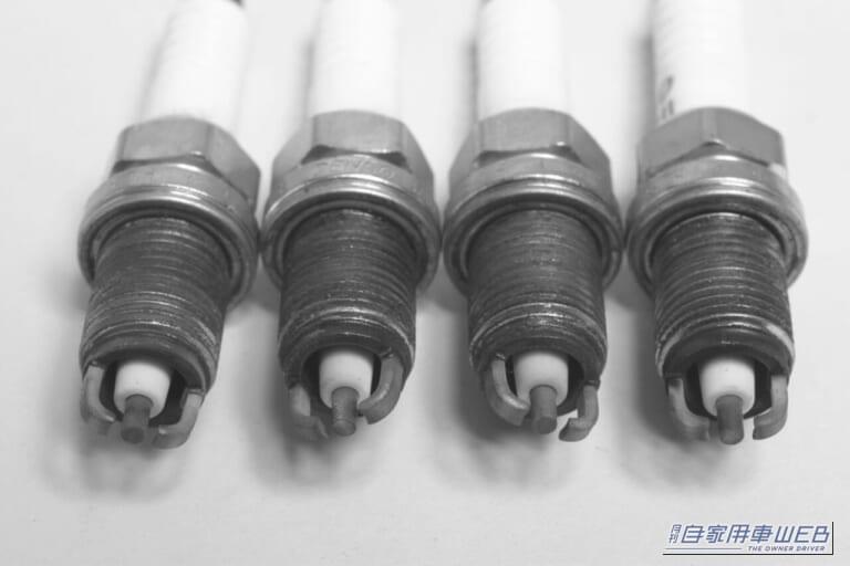 取り外したスパークプラグの焼け具合比較写真。｜「実は、寿命は2〜3万km」「長寿命品なら10万kmまでOK」定期交換がオススメの超重要パーツ。ウチのクルマはどっちだっけ…？
