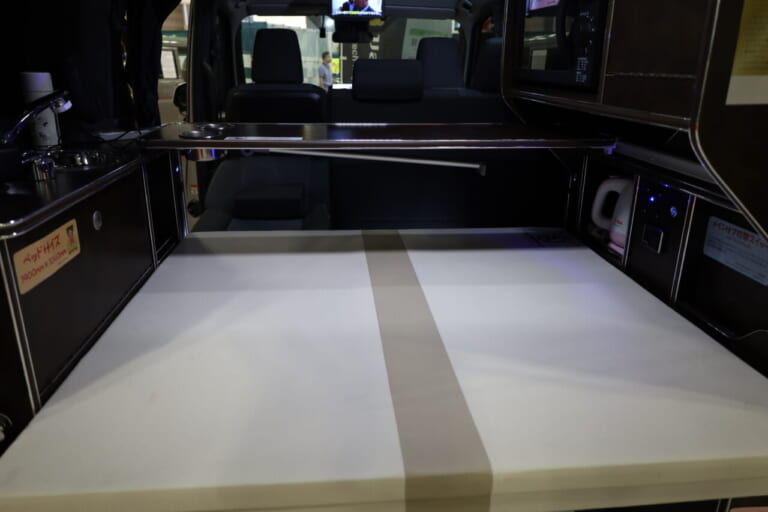 テーブルはリアゲートに取り付けて、外で使うこともできる。｜トヨタの“超すごい”ミニバンが「もはや部屋」みたいな車内に。好きな人にブッ刺さる、充実装備の特別仕様車は「理想的」すぎてグッと来る。