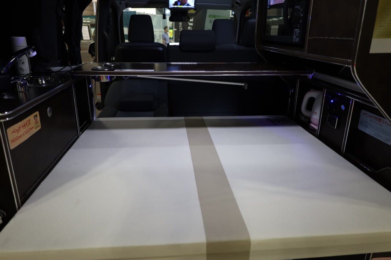 テーブルはリアゲートに取り付けて、外で使うこともできる。|トヨタの“超すごい”ミニバンが「もはや部屋」みたいな車内に。好きな人にブッ刺さる、充実装備の特別仕様車は「理想的」すぎてグッと来る。