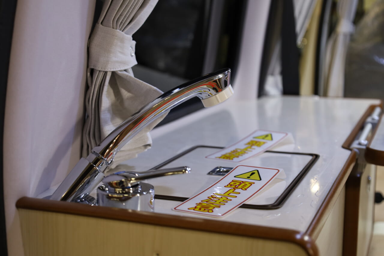 シャワーは外でも使え、小さなお子さんが外で遊んで手が泥だらけになっても安心。|「えぇーっ もはや家だぞ…」普通のトヨタ車と思いきや…暮らせるレベルの車内に驚いた。キッチン・冷蔵庫・クーラー・電源にベッドまで!