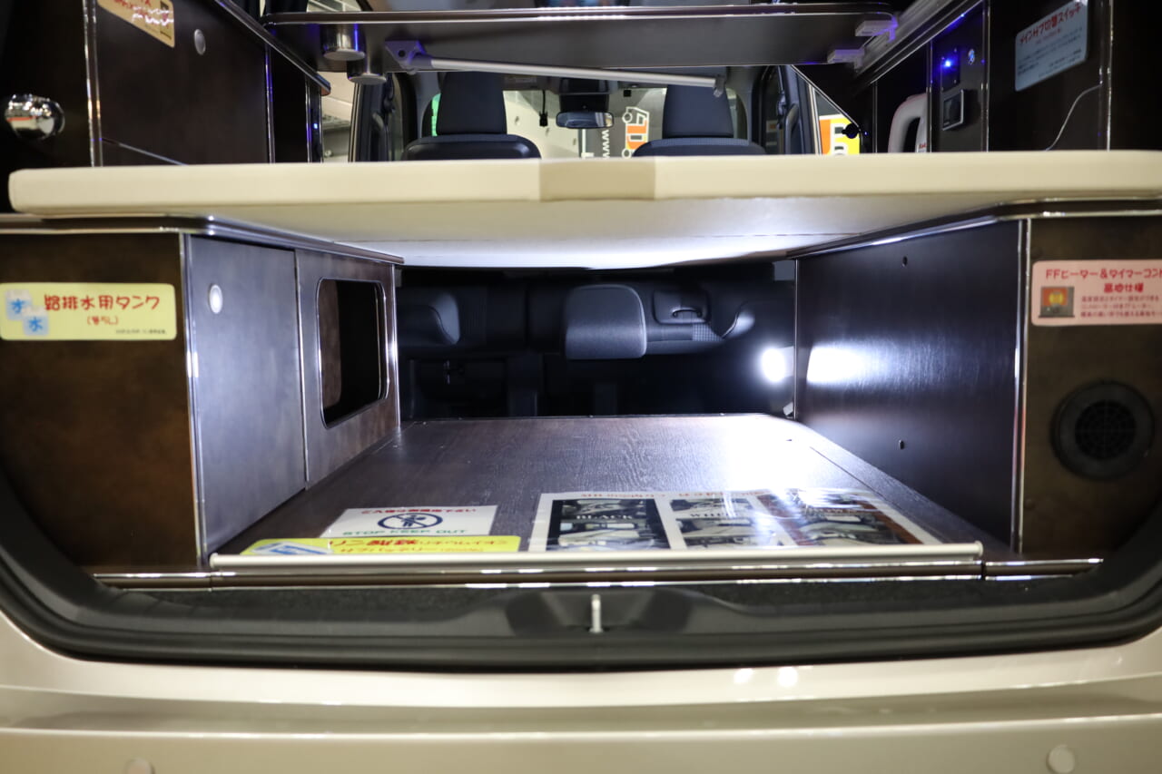 ベッド展開時はベッド下が大容量の収納スペースになる。｜トヨタの“超すごい”ミニバンが「もはや部屋」みたいな車内に。好きな人にブッ刺さる、充実装備の特別仕様車は「理想的」すぎてグッと来る。