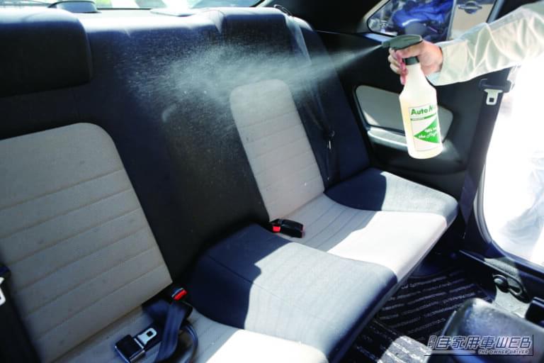 リヤのシートも同様に、クリーナーを吹き付けていく。|「ゴッソリ取れた…」お湯を吹き付けて同時に吸引したら茶色い水が…。アナタのクルマも多分ヤバい。意外に簡単にできるシートの洗浄法を解説