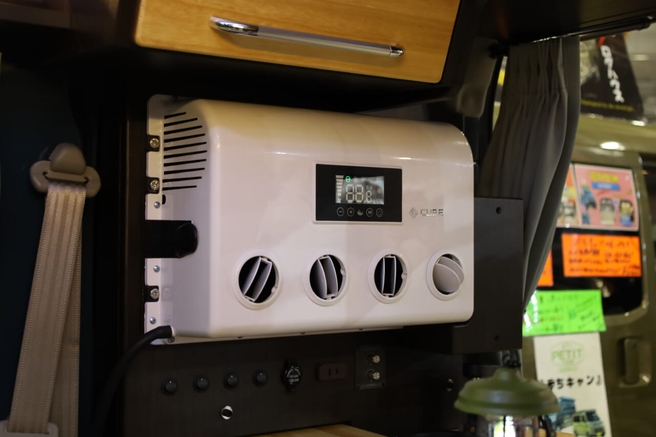 DCクーラーを標準装備。暑い季節のペット同伴クルマ旅であると便利な装備だ。|「えぇーっ 流石にスゴイ」「本当に軽自動車ですか?」バンライファーにぶっ刺さる!まさかの天然木が胸を打つ、あれもこれも詰まった軽キャンパー。