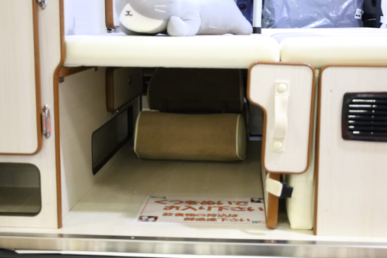 ベッド下は収納スペースになり、キャビネット下部にも収納庫を設置。キャビネット下部はリビングモードで見せる収納になり、保存食などを収納するプチキッチンストッカーとしても利用できる。|「えぇーっ もはや家だぞ…」普通のトヨタ車と思いきや…暮らせるレベルの車内に驚いた。キッチン・冷蔵庫・クーラー・電源にベッドまで!