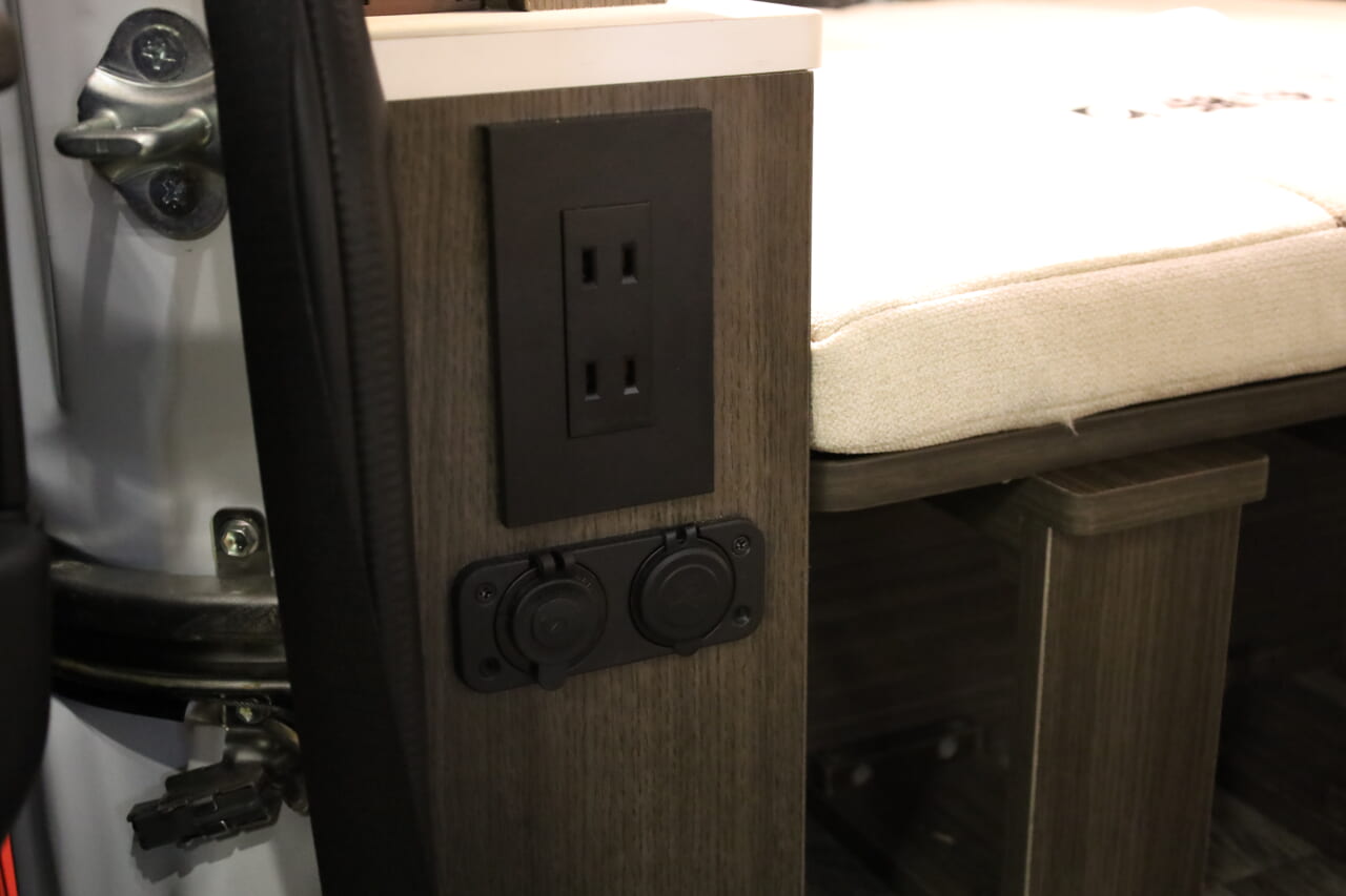 100Vコンセントがあり、様々な家電が利用可能。オプションの2000Wインバーターなどを利用すれば、消費電力が多い調理家電で車内調理も可能だ。｜「これは凄いぞ…」ヤバい軽キャンパーがデビュー。ニューモデルは、めっちゃ嬉しい機能付き。高級感のある落ち着いた、開放的な室内空間は圧巻。