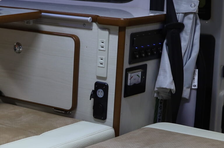 外部電源やポタ電を活用して電化車中泊にも対応。オプションで冷蔵庫も用意されている。|「えぇーっ もはや家だぞ…」普通のトヨタ車と思いきや…暮らせるレベルの車内に驚いた。キッチン・冷蔵庫・クーラー・電源にベッドまで!