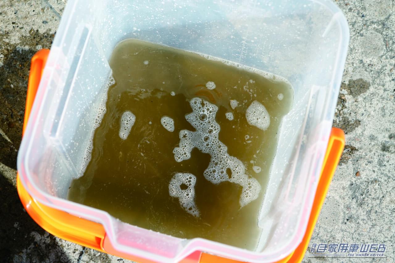 ｜「ゴッソリ取れた…」お湯を吹き付けて同時に吸引したら茶色い水が…。アナタのクルマも多分ヤバい。意外に簡単にできるシートの洗浄法を解説