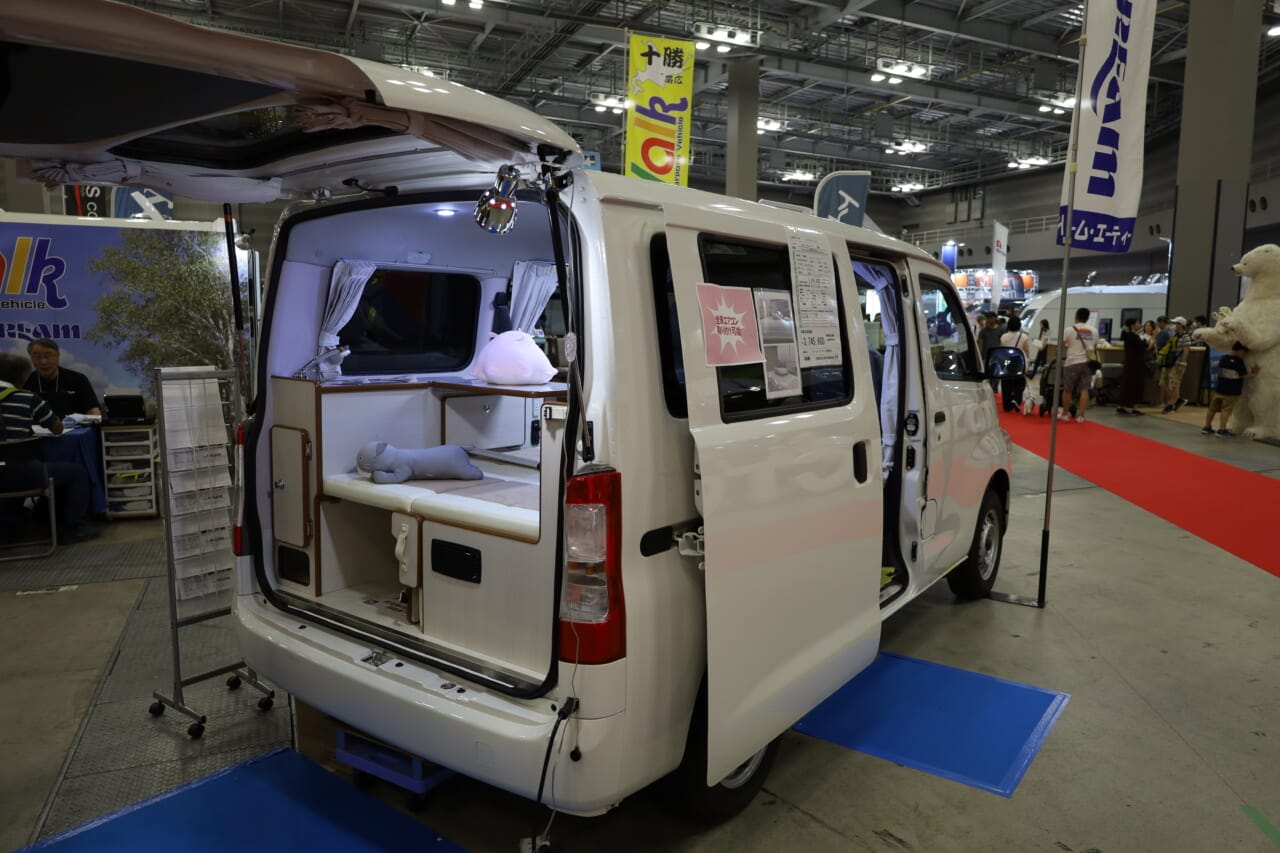 東京キャンピングカーショー2025の展示車の価格はオプション装備料込みで387万6600円(税込)。|「えぇーっ もはや家だぞ…」普通のトヨタ車と思いきや…暮らせるレベルの車内に驚いた。キッチン・冷蔵庫・クーラー・電源にベッドまで!