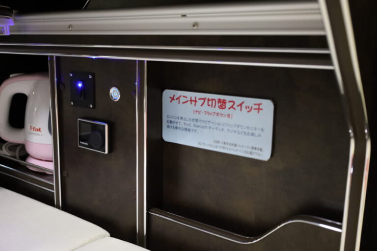 MR車中泊パッケージの装備品、ナビゲーションシステムやリアフリップダウンモニターが停車時も手軽に使える。｜トヨタの“超すごい”ミニバンが「もはや部屋」みたいな車内に。好きな人にブッ刺さる、充実装備の特別仕様車は「理想的」すぎてグッと来る。