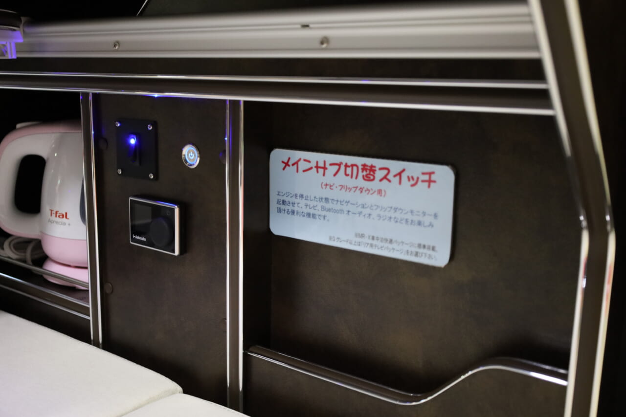 MR車中泊パッケージの装備品、ナビゲーションシステムやリアフリップダウンモニターが停車時も手軽に使える。|トヨタの“超すごい”ミニバンが「もはや部屋」みたいな車内に。好きな人にブッ刺さる、充実装備の特別仕様車は「理想的」すぎてグッと来る。