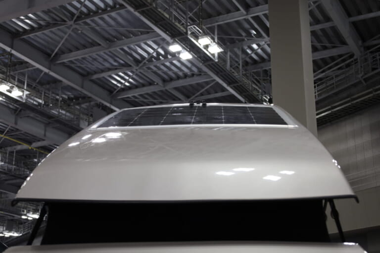 180Wソーラーパネル＆チャージコントローラー。｜トヨタの“超すごい”ミニバンが「もはや部屋」みたいな車内に。好きな人にブッ刺さる、充実装備の特別仕様車は「理想的」すぎてグッと来る。