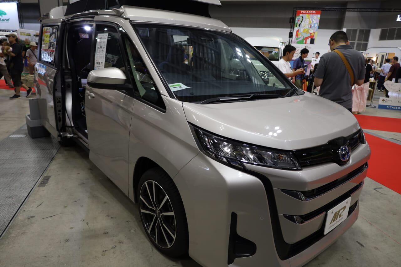 展示車の価格はポップアップルーフなどのオプション装備料込みで714万3700円（税込、諸費用等別途）｜トヨタの“超すごい”ミニバンが「もはや部屋」みたいな車内に。好きな人にブッ刺さる、充実装備の特別仕様車は「理想的」すぎてグッと来る。