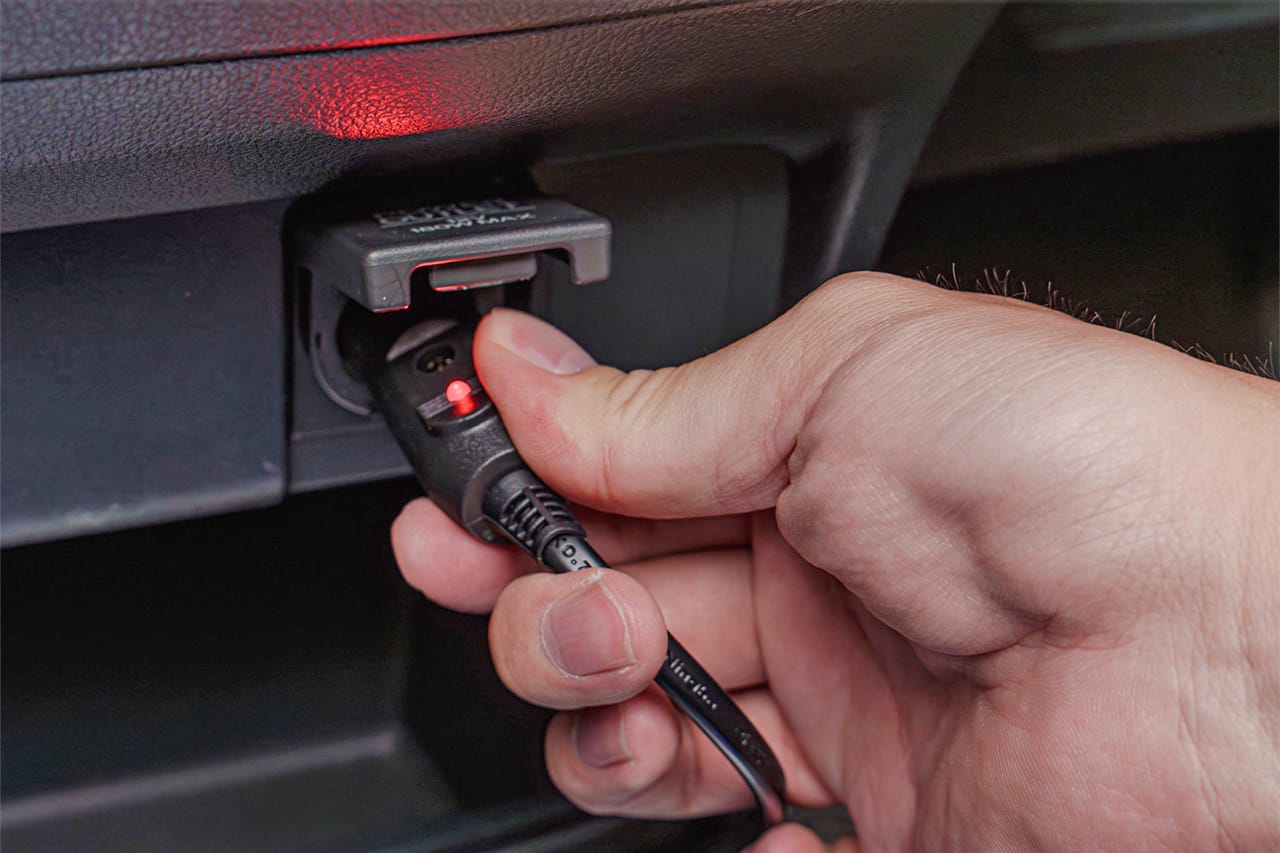 クラフトワークスのLEDコンソールボックスの設置方法｜「デッドスペースにスッポリ…」「コレは欲しい！」LEDライト搭載で車内が激変。スマホ充電もOK！ 便利なアイテムを紹介