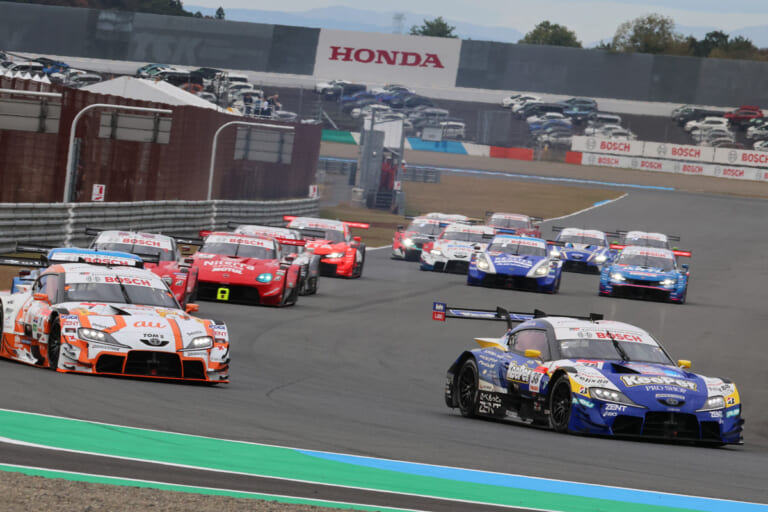SUPER GT最終戦もてぎ スタートラップの様子|SUPER GT 最終戦でau TOM’S GR Supraが優勝でチャンプ決定!坪井選手は前人未到の3連覇達成!!