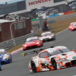 SUPER GT最終戦もて2周目でトップに立つau TOM’S GR Supra