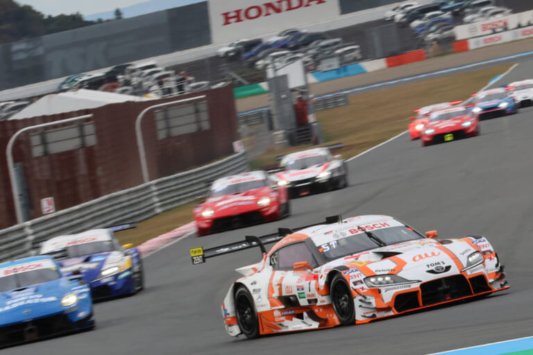 2周目でトップに立つau TOM’S GR Supra|SUPER GT 最終戦でau TOM’S GR Supraが優勝でチャンプ決定!坪井選手は前人未到の3連覇達成!!
