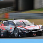 中盤、タイヤ無交換作戦のピットアウトでトップに立ったSTANLEY CIVIC TYPE R-GT