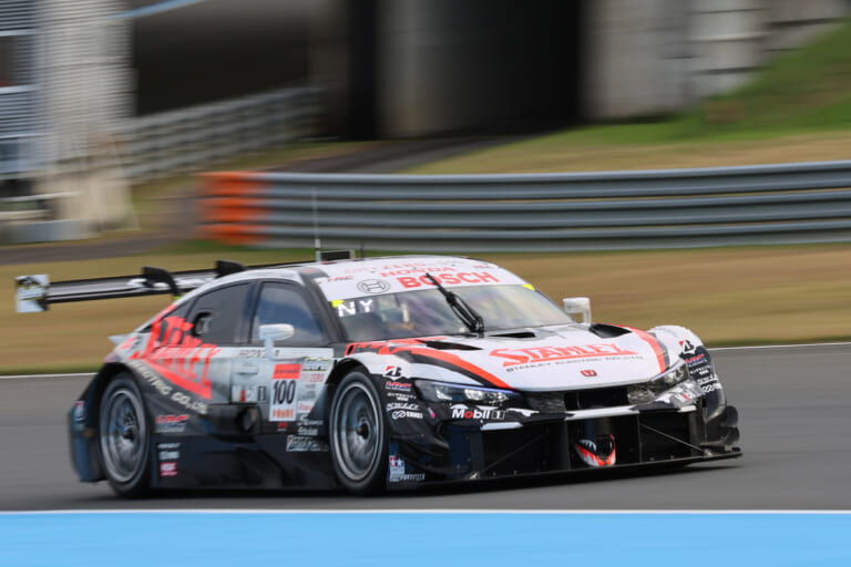 中盤、タイヤ無交換作戦のピットアウトでトップに立ったSTANLEY CIVIC TYPE R-GT|SUPER GT 最終戦でau TOM’S GR Supraが優勝でチャンプ決定!坪井選手は前人未到の3連覇達成!!