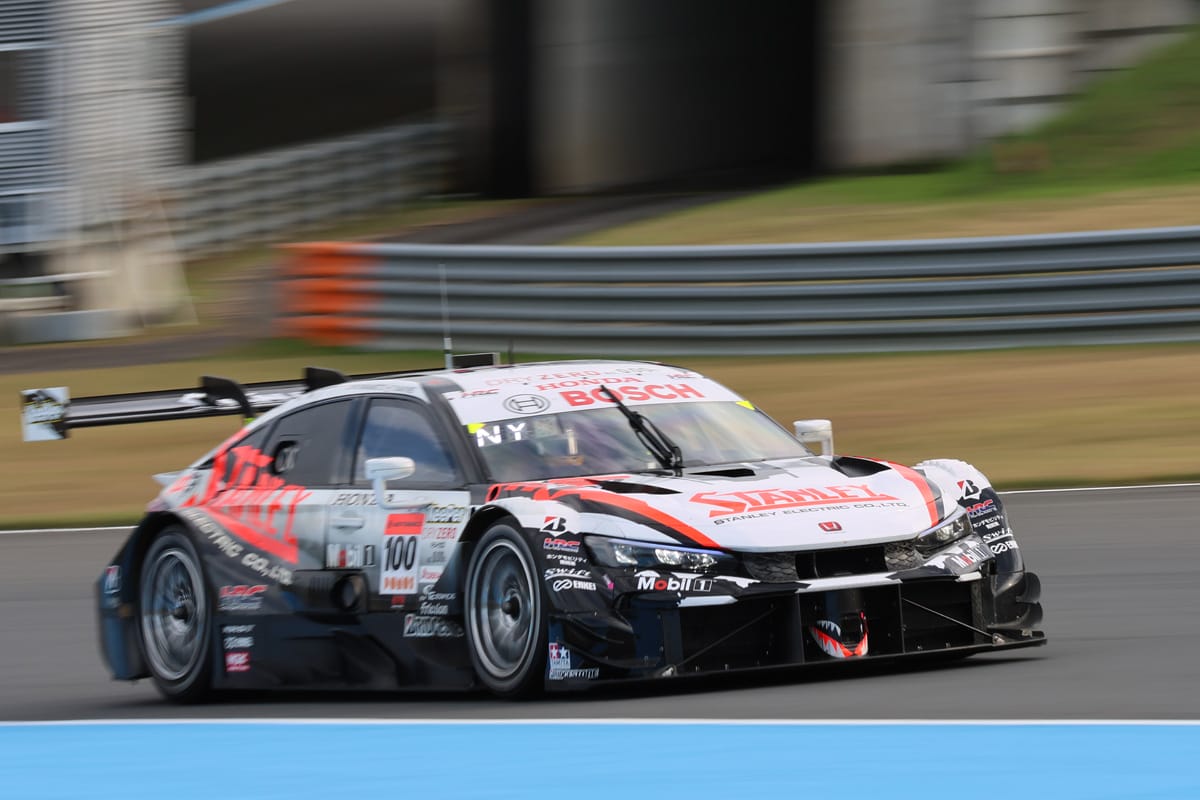 中盤、タイヤ無交換作戦のピットアウトでトップに立ったSTANLEY CIVIC TYPE R-GT|SUPER GT 最終戦でau TOM’S GR Supraが優勝でチャンプ決定!坪井選手は前人未到の3連覇達成!!