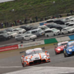 チェッカーを受けるトップ2台