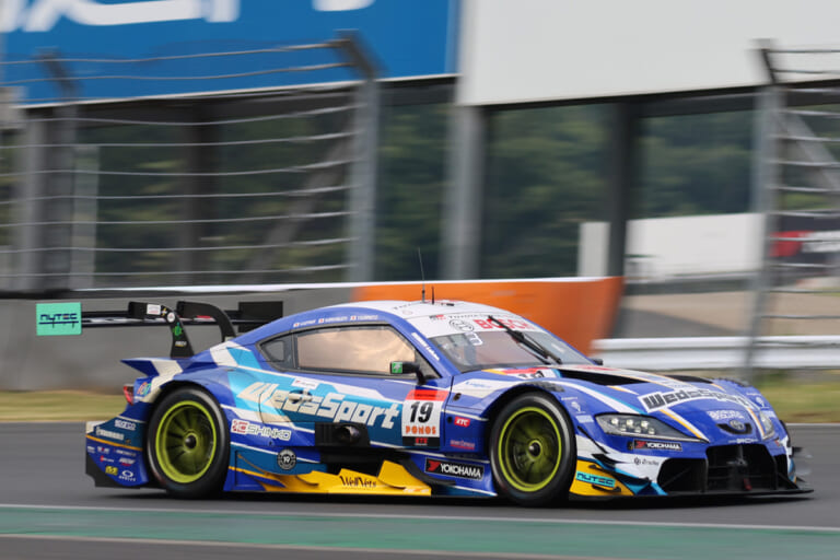 第4戦富士スプリントRace1ポールポジションのWedsSport ADVAN GR Supra|SUPER GT 最終戦でau TOM’S GR Supraが優勝でチャンプ決定!坪井選手は前人未到の3連覇達成!!