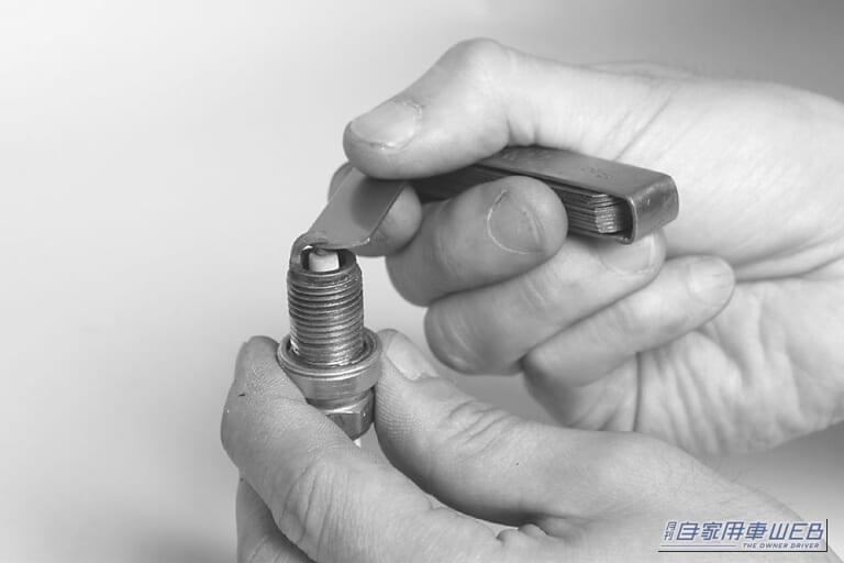 スパークプラグのギャップ。｜「実は、寿命は2〜3万km」「長寿命品なら10万kmまでOK」定期交換がオススメの超重要パーツ。ウチのクルマはどっちだっけ…？