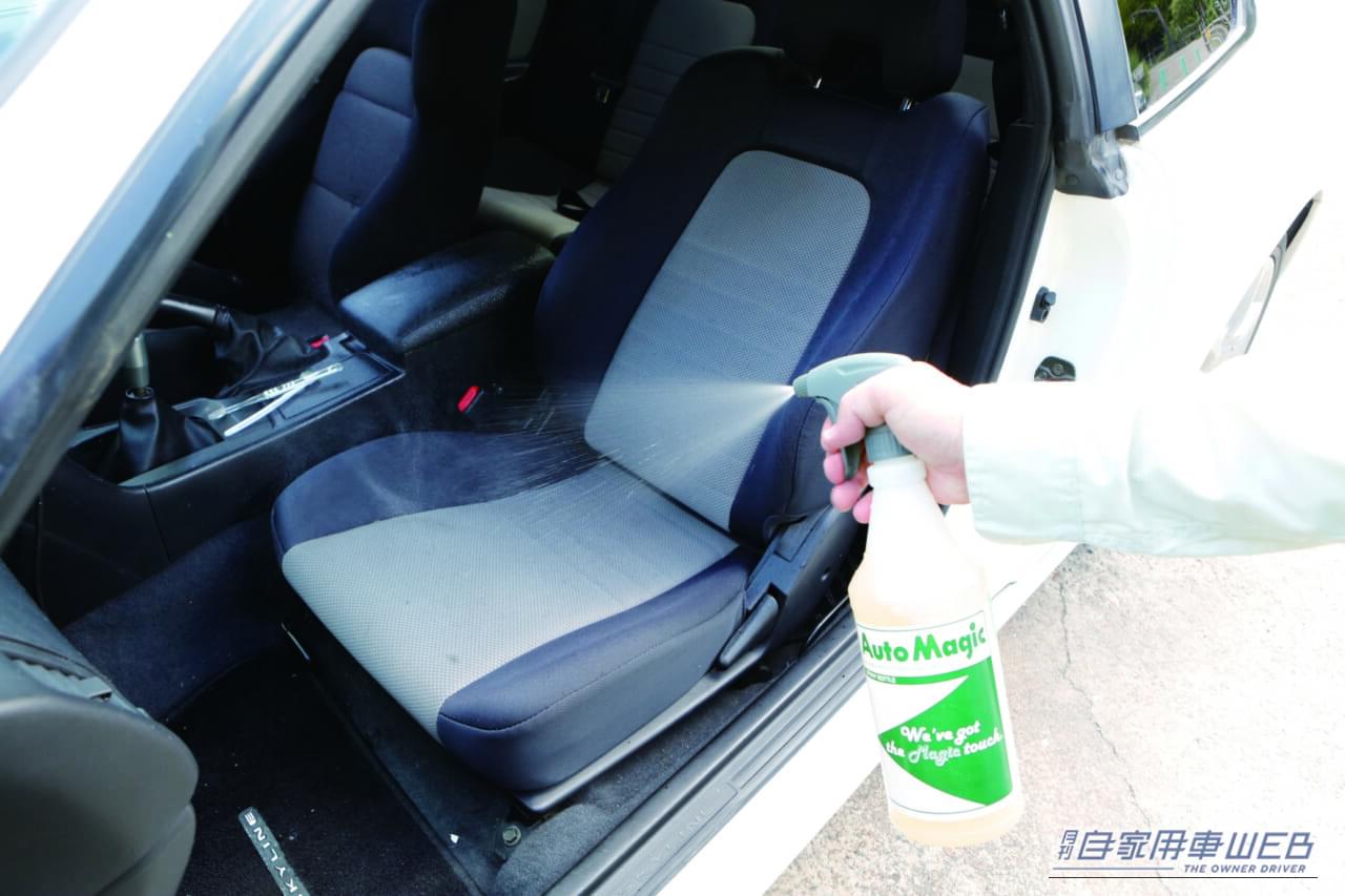 シートにまんべんなく、しっかり、たっぷりとクリーナーを吹き付けていく。|「ゴッソリ取れた…」お湯を吹き付けて同時に吸引したら茶色い水が…。アナタのクルマも多分ヤバい。意外に簡単にできるシートの洗浄法を解説