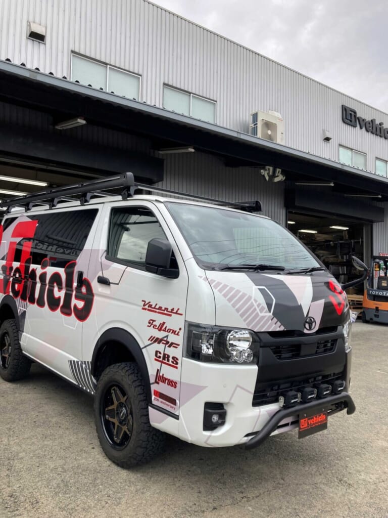 ベース車はトヨタ•ハイエース。釣り仕様のユーアイビークル デモカーは2パターン用意されている。|「これは卑怯…好きに決まってる」趣味全開な大人にブッ刺さる、ワイルドなデザイン。釣り人が釣られる超絶特化型キャンピングカー。