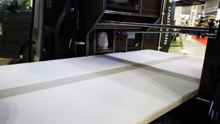 トヨタの“超すごい”ミニバンが「もはや部屋」みたいな車内に。好きな人にブッ刺さる、充実装備の特別仕様車は「理想的」すぎてグッと来る。