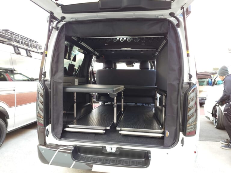 ベッドの下に設置されているのがセパレートスライドフロア。|「これは卑怯…好きに決まってる」趣味全開な大人にブッ刺さる、ワイルドなデザイン。釣り人が釣られる超絶特化型キャンピングカー。