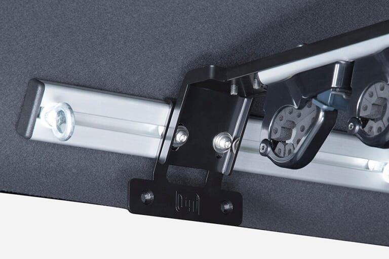 スライド式のバーを採用し、釣りザオの長さに合わせてバーの間隔が調節可能。|「これは卑怯…好きに決まってる」趣味全開な大人にブッ刺さる、ワイルドなデザイン。釣り人が釣られる超絶特化型キャンピングカー。