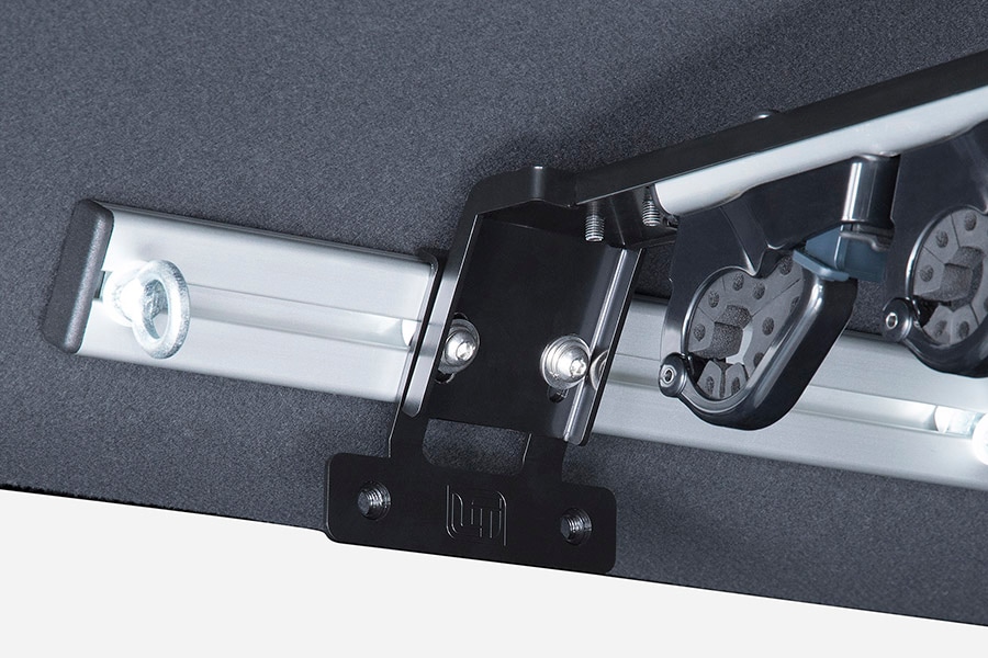 スライド式のバーを採用し、釣りザオの長さに合わせてバーの間隔が調節可能。｜「これは卑怯…好きに決まってる」趣味全開な大人にブッ刺さる、ワイルドなデザイン。釣り人が釣られる超絶特化型キャンピングカー。