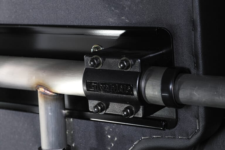 ベッドは堅牢なスチールパイプで支えられ、就寝時はもちろん収納時もしっかり安定。|「これは卑怯…好きに決まってる」趣味全開な大人にブッ刺さる、ワイルドなデザイン。釣り人が釣られる超絶特化型キャンピングカー。