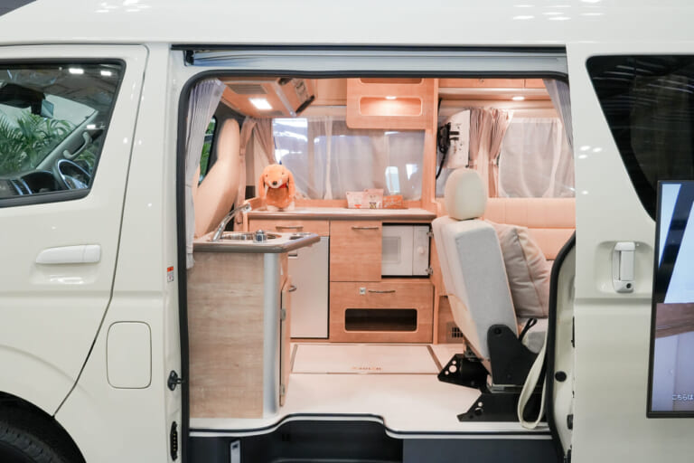 エアコン完備で愛犬ベット付き。老舗が本気で造ったハイエースキャンパーは、まさに移動できる“ペットホテル”です。