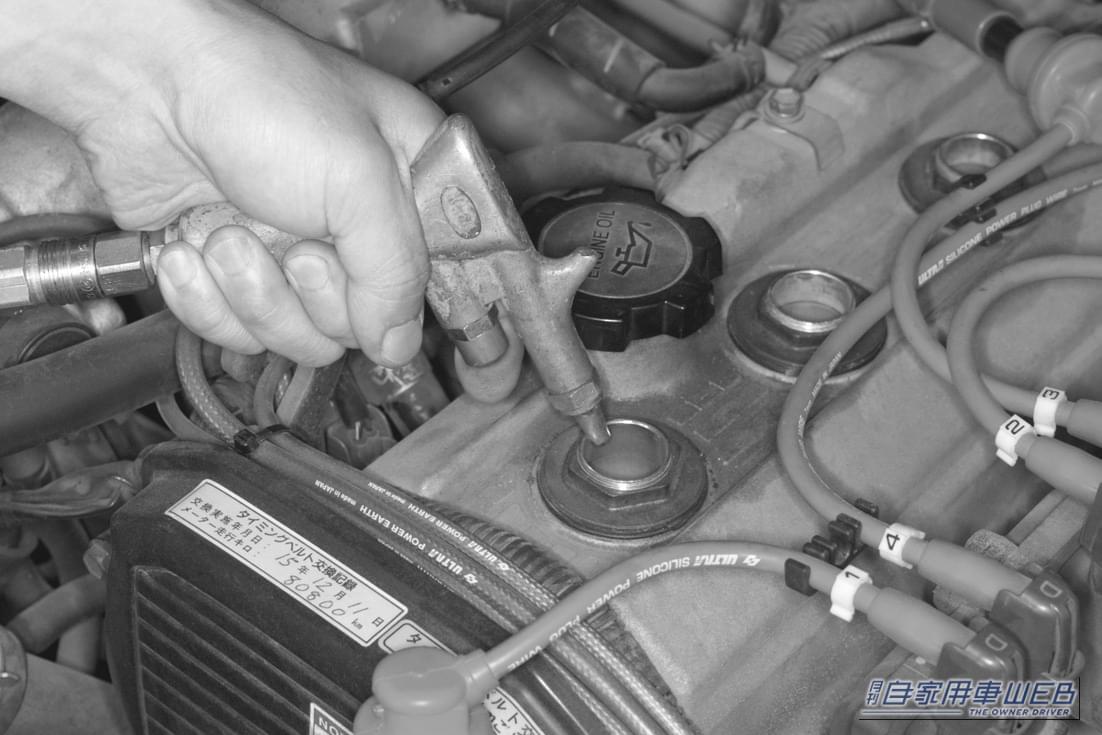 スパークプラグ交換作業。プラグキャップを外す|「実は、寿命は2〜3万km」「長寿命品なら10万kmまでOK」定期交換がオススメの超重要パーツ。ウチのクルマはどっちだっけ…?