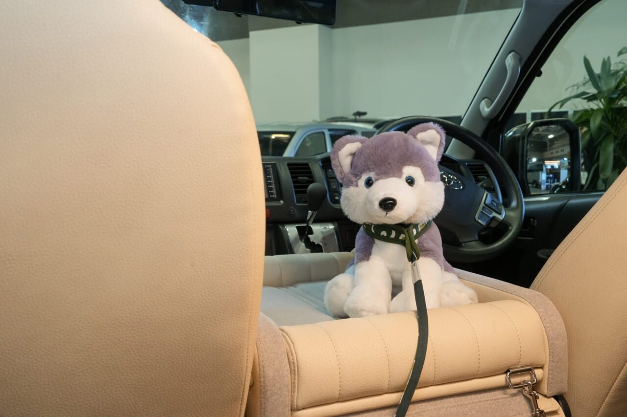 |エアコン完備で愛犬ベット付き。老舗が本気で造ったハイエースキャンパーは、まさに移動できる“ペットホテル”です。