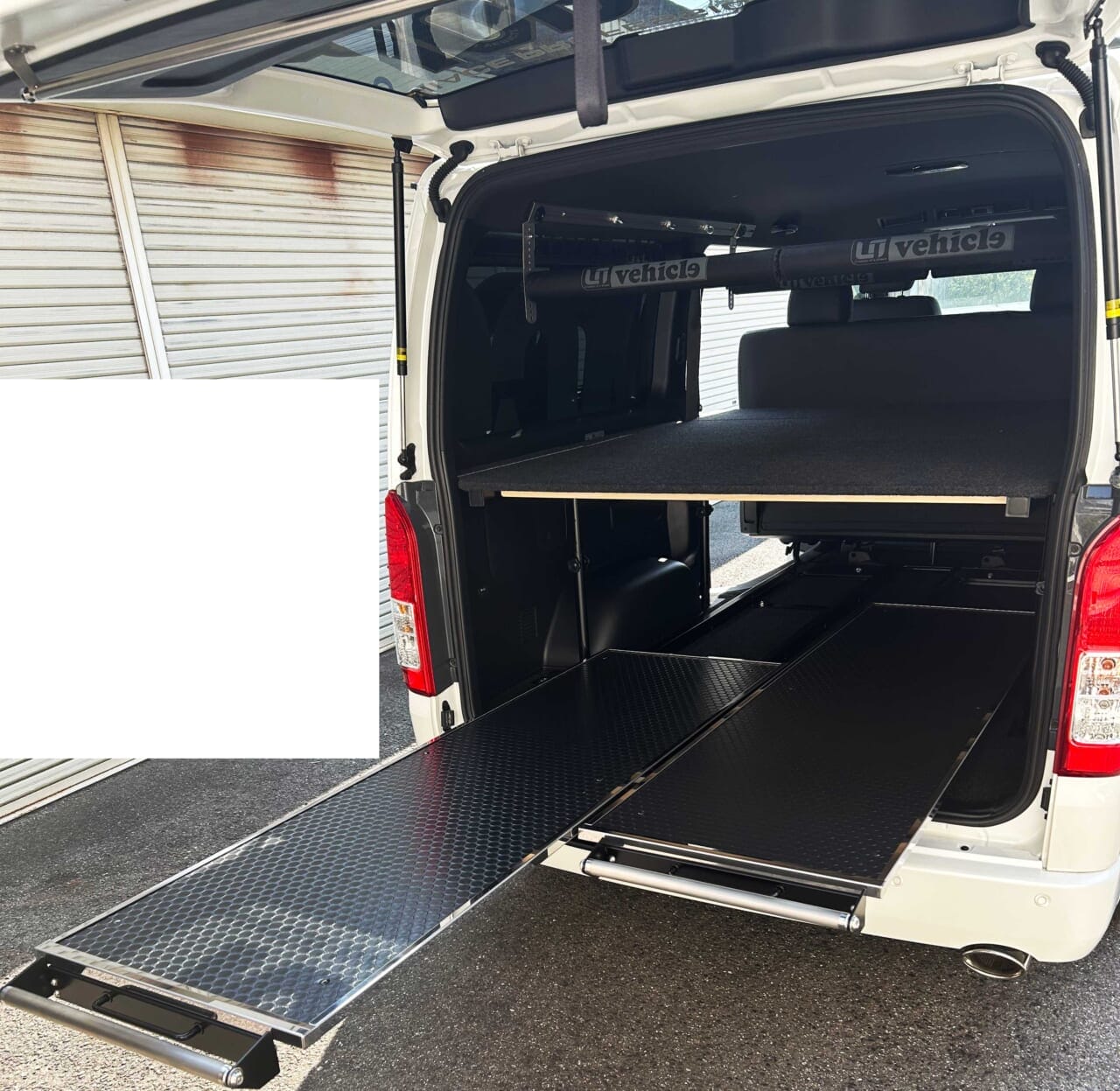 奥の荷物が手軽に取り出せる! セパレートスライドフロアは遊びにも仕事にも使える装置だ。｜「これは卑怯…好きに決まってる」趣味全開な大人にブッ刺さる、ワイルドなデザイン。釣り人が釣られる超絶特化型キャンピングカー。