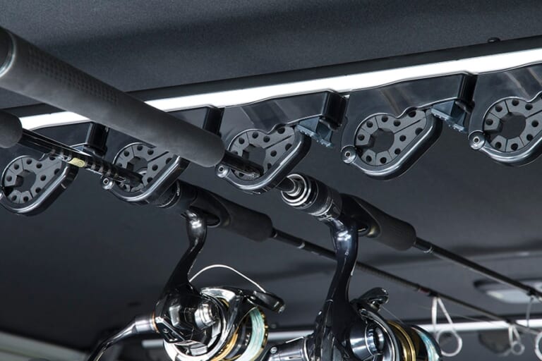 ホルダー部は大きめの口径で大物釣り用ロッドもしっかり保持できる。|「これは卑怯…好きに決まってる」趣味全開な大人にブッ刺さる、ワイルドなデザイン。釣り人が釣られる超絶特化型キャンピングカー。