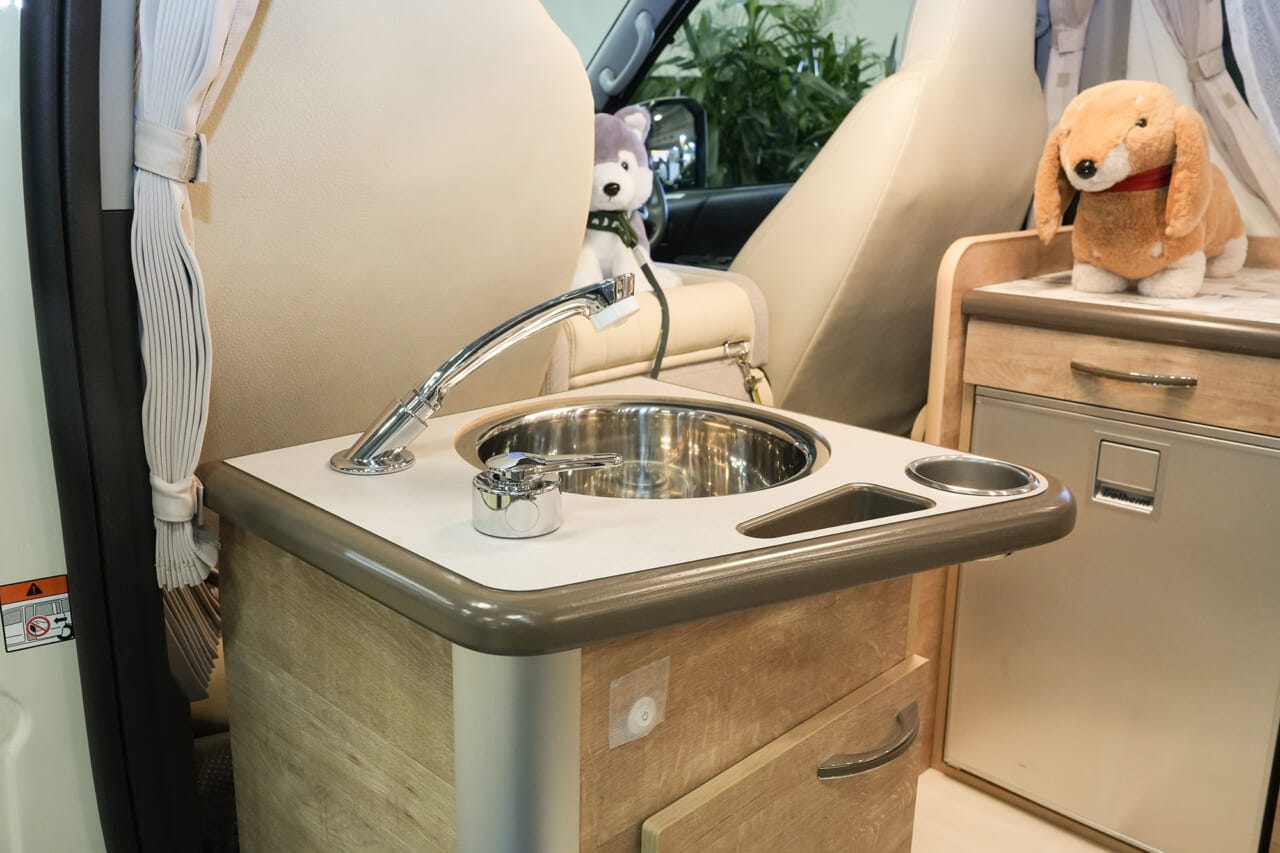 ｜エアコン完備で愛犬ベット付き。老舗が本気で造ったハイエースキャンパーは、まさに移動できる“ペットホテル”です。