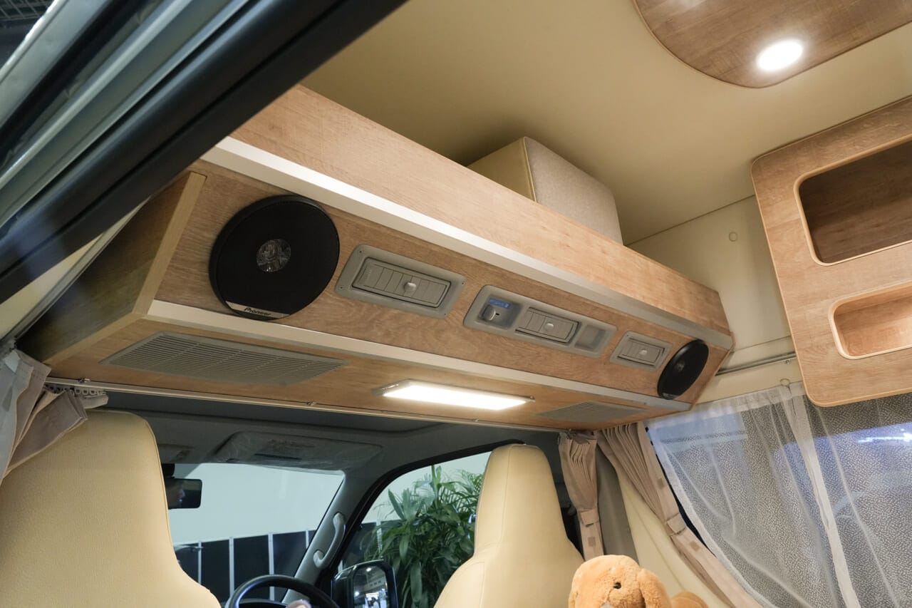 ｜エアコン完備で愛犬ベット付き。老舗が本気で造ったハイエースキャンパーは、まさに移動できる“ペットホテル”です。