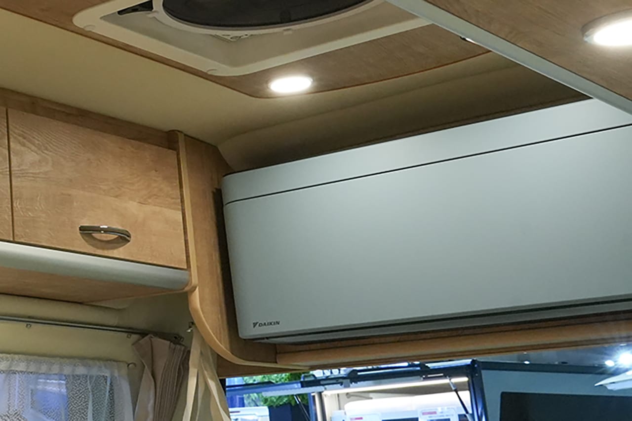 ｜エアコン完備で愛犬ベット付き。老舗が本気で造ったハイエースキャンパーは、まさに移動できる“ペットホテル”です。