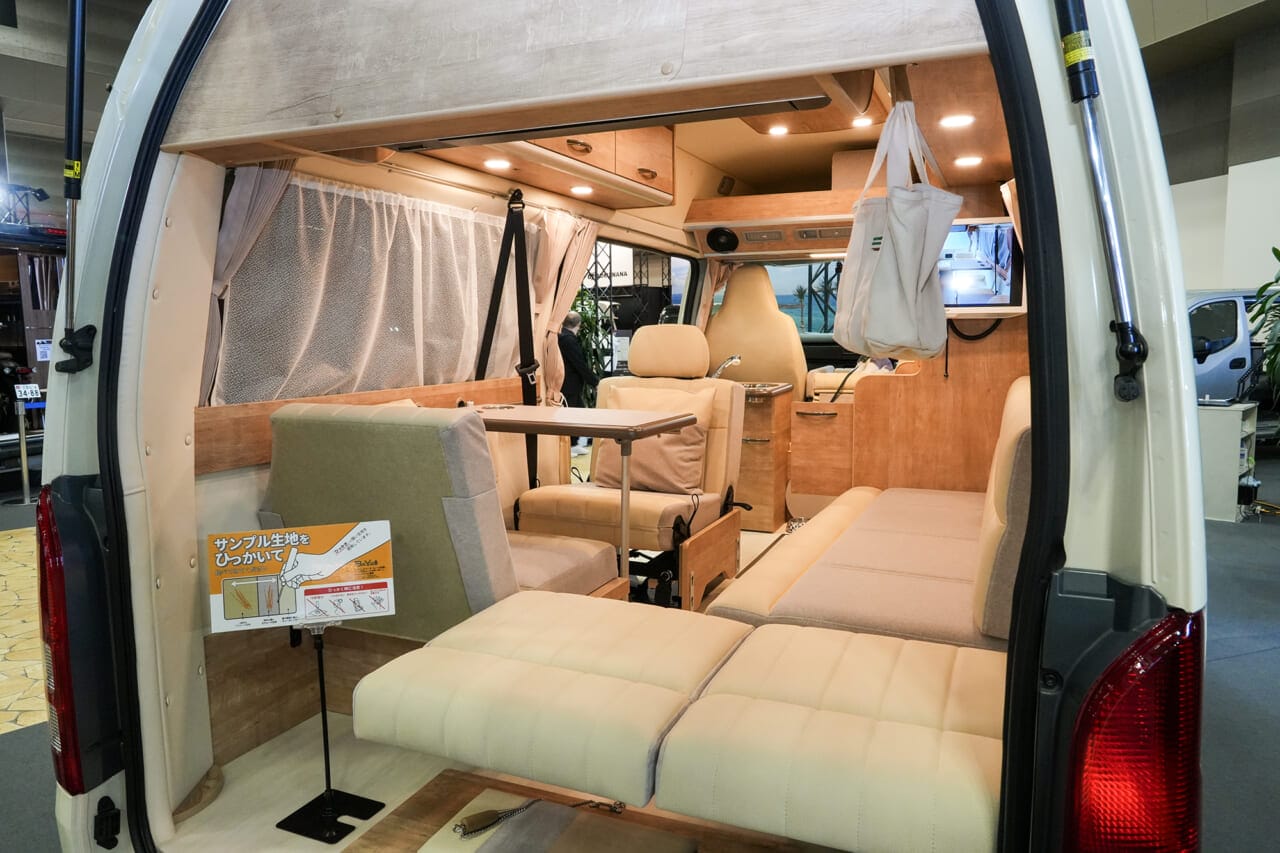 ｜エアコン完備で愛犬ベット付き。老舗が本気で造ったハイエースキャンパーは、まさに移動できる“ペットホテル”です。