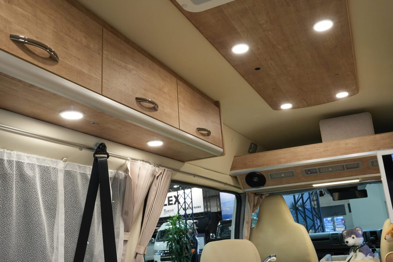 |エアコン完備で愛犬ベット付き。老舗が本気で造ったハイエースキャンパーは、まさに移動できる“ペットホテル”です。